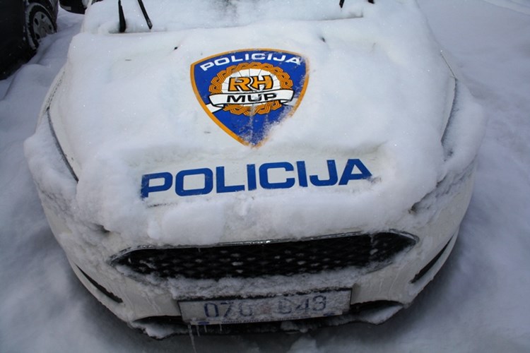 Slika MUP-ILUSTRACIJE-NOVA GALERIJA/zzGLOBAL/Policija_Snijeg_04.JPG